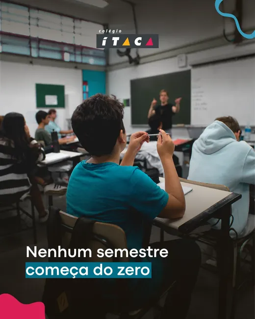 Post do Colégio Ítaca: alunos em sala de aula, vistos de costas, com o título “Nenhum semestre começa do zero”.
